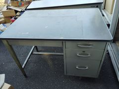 イトーキ 事務机 片袖 サイズ約W1000×D700×H700mm 鍵は欠品 - メルカリ