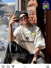 この半袖はバレンシアガのコラボレーションモデルで、最新のデザインです。大きな字母ロゴプリントが目を引き、ファッション感たっぷりです。 