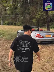 TNF(ザ・ノース・フェイス)とのコラボレーションモデル 専門店と同時期発売 前後ロゴの立体的なブロック文字 カップル用 男女兼用のプリント T シャツ