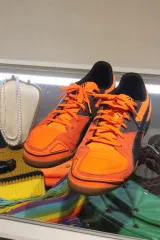 PUMA オレンジ/ブラック スニーカー