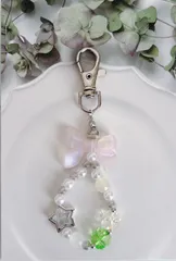 ビーズキーホルダー　ビーズチャーム　クローバー