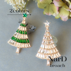 バケットカットストーンのクリスマスツリーブローチ　クリスマス シンプル 大人 キラキラ かわいい お呼ばれ カジュアル コサージュ ナチュラル 新品未使用 冬 プレゼント ギフト 贈り物 NerD