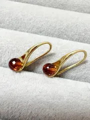 モザンビーク産ガーネット ラウンドカット4mm フックピアス（ゴールドカラー）