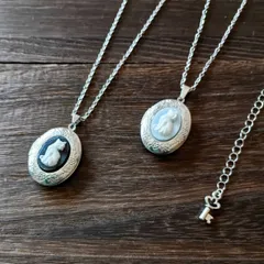 カメオ風猫のロケットペンダント　シルバーカラー銀色樹脂カボションホワイトブラック