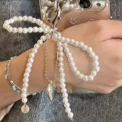 【新品、未使用】ハートキーホルダー ビーズストラップ  リボンチャーム  スマホストラップ ホワイト