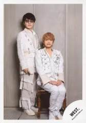 【中古】生写真(STARTO) WEST./神山智洋・中間淳太/全身/WEST. Stage Style Collection/WEST. オリジナルフォト2025/公式生写真