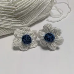 ♢ハンドメイド♢毛糸のお花のヘアゴム　白・青