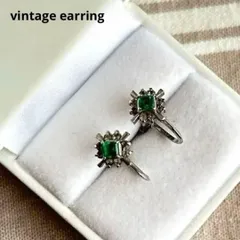 04515ヴィンテージ グリーンカボションの華やかイヤリング