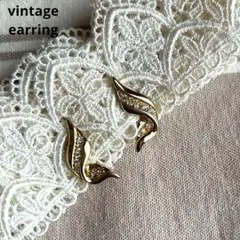 04517ヴィンテージ 華やか羽根デザインのゴールドイヤリング