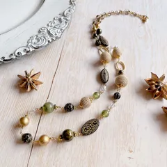 巻き玉とアンティーク風ビーズのロングネックレス　①モスグリーン