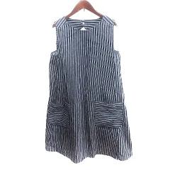 ユニバーバル ミューズ UNIVERVAL MUSE ワンピース ジャンパースカート ひざ丈 デニム ストライプ 刺繍 ノースリーブ 紺 ネイビー /AU
