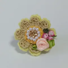 お花ブローチ３０.薄黄色とベージュ