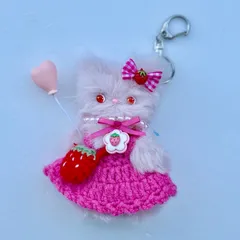 苺づくしの猫のモールドールキーホルダー　モールドールチャーム　猫　ピンク　苺　モールドール　モールドールキーホルダー　キーホルダー　キーリング　キーチェーン　チャーム　韓国　ふわふわ　推し活　推し活グッズ　モール人形　アイドル　kpop