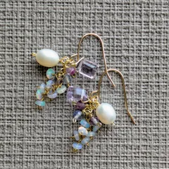 宝石質天然石と淡水パールのピアス【132】
