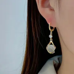 《新品未使用》上品 ピアス ゴールド ホワイトキャッツアイ 高見え おしゃれ 結婚式 ゆらゆら輝く クリスタル フォーマル