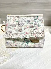(ハンドメイド)⭐︎タック入り⭐︎カラビナ付き⭐︎ポケットティッシュ付きポーチ⭐︎リバティ生地使用⭐︎小物入れ⭐︎ミニポーチ