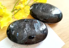 グリーンランド産〖ヌーマイト☆オーバルカットタンブル〗＊一個売り