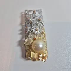 南洋真珠 ゴールド 白蝶真珠 の マルチカラーストーン フラワーデザイン ブローチペンダント　帯留にも　 華やかなゴールドカラー　ネックレストップ