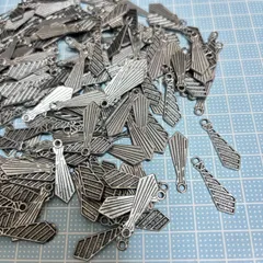【チャーム　ネクタイ　クロム　約200個】アクセサリーパーツ　ハンドメイド　メンズアクセサリー