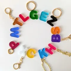＊無料名入れOK＊　レジン　イニシャルキーホルダー　お揃い　ギフト　推し活　プレゼント　贈り物　透明感　入園　入学　出産祝い　プチギフト　チャーム　バッグチャーム　アルファベット　推しカラー　卒園　卒業　スマホ　ワンポイント　シンプル