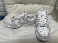 ナイキ ダンク ロー レトロ SE 白/グレー