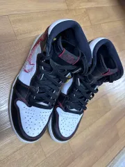 ジョーダン 1 レトロ ハイ ディファイエント ホワイト ブラック ジムレッド