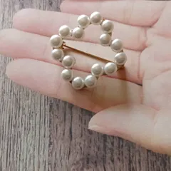 クローバー型パールのブローチ　淡水パール風　ゴールドカラー　フォーマルカジュアル