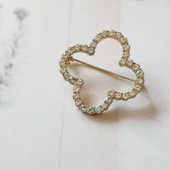 クローバー型ラインストーンのブローチ ゴールドカラー