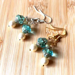 c09.レトロ 綺麗なマリンブルーのチェコガラス ピアス1ペア