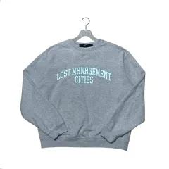 LMC ミドルロゴ プリンティング ライトグレー アバント フィット スウェット