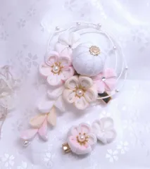 やわらかな色のつまみ細工の髪飾り❀小さなクリップの２点組❀ベビーホワイト色