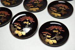 美品 牡丹 竹 金蒔絵 螺鈿 三連六角 帯留 朱塗 黒塗 漆芸 時代物