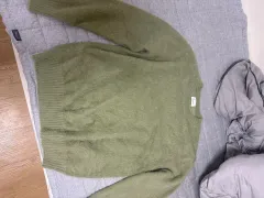 カーキ色 ニット