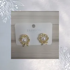レディース用パール風ピアス　ゴールド　ホワイト　リボン