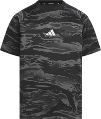 アディダス adidas キッズ エッセンシャルズ カモ総柄プリント半袖Tシャツ 子供 ジュニア ソフト 着心地 吸湿性 ドライ レギュラーフィット クルーネック リブ仕上げ  KCE62 JM4542 ベタースカーレット