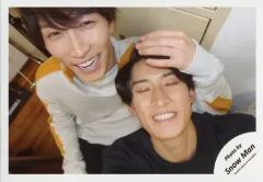 【中古】生写真(ジャニーズ) Snow Man/向井康二・渡辺翔太/横型・バストアップ・衣装白・黄・黒・向井目閉じ・渡辺左手頭抱え・笑顔/「ジャニーズJr.8・8祭り～東京ドームから始まる～」セルフィー/公式生写真