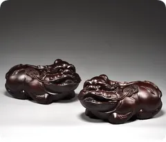 赤い花と梨の彫刻木の彫刻の猫の置物木製の1匹の居間の装飾マホガニーの工芸品の猫の置物です