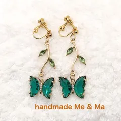 No,363 ガラスバタフライとリーフ型ストーンのイヤリング　グリーン　金属アレルギー対応サージカルステンレス
