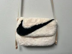 ナイキ ファー クロスバッグ アイボリー