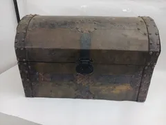 【アンティーク雑貨】宝箱風 木製収納箱 鍵取付可 古道具 ヴィンテージ インテリア ディスプレイ 店舗什器  レトロ 雰囲気抜群 サイズ約44×25.5×27.5cm