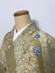 【中古】Mサイズ 小紋 化繊 薄茶地に小紋縞模様