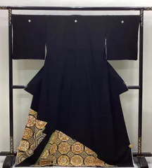 中古品　袷着物　黒留袖比翼つき　金コマ刺繍　紋あり　正絹R45