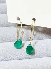 小ぶり　宝石質グリーンオニキスAAA 　ワイヤー巻き　ピアス　9×6mm　天然石　サージカルステンレス　つけっぱなし