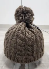(新品)ケーブル編み(ボンボン)ニット帽