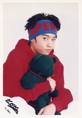 【中古】生写真(ジャニーズ) Kinki Kids/堂本剛/上半身・衣装パーカー赤・緑色のクマのぬいぐるみ抱え・背景白/公式生写真