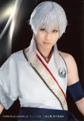 【中古】生写真(男性) 岡宮来夢(鶴丸国永)/キャラクターショット/Blu-ray・DVD「ミュージカル「刀剣乱舞」鶴丸国永 大倶利伽羅 双騎出陣-春風桃李巵-」公式通販サイト予約特典撮り下ろし写真(ライブver. 第2形態)