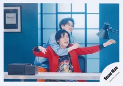 【中古】生写真(ジャニーズ) Snow Man/渡辺翔太・目黒蓮/横型・膝上/シングル「Dangerholic」MV＆ジャケ写オフショット/公式生写真