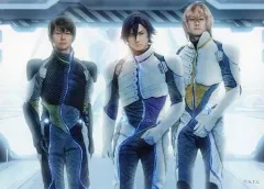 【中古】生写真(男性) 松村龍之介(トキヤ・イチノセ)・山川宗一郎(ナツキ・シノミヤ)・横井翔二郎(セシル・アイジマ)/横型・膝上・2Lサイズ・キャラクターショット/舞台「劇団シャイニング from うたの☆プリンスさまっ♪『ポラリス』」ブロマイドセットA・B