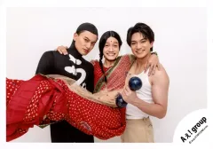 【中古】生写真(STARTO) Aぇ! group/小島健・佐野晶哉・正門良規/横型・膝上/「Aぇ! group LIVE TOUR 2025 D.N.A」グッズオフショット/公式生写真