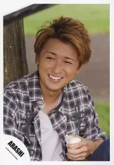 【中古】生写真(ジャニーズ) 嵐/大野智/腰上・白Tシャツ・上着チェックシャツ・左手に白い何か・背景木/公式生写真